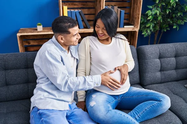 Junges Lateinisches Paar Erwartet Babybauch Mit Herz Geste Hause — Stockfoto