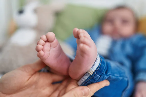 Sevimli Beyaz Bebek Anne Elleriyle Yatakta Uzanıyor Yatak Odasında Ayaklarını — Stok fotoğraf