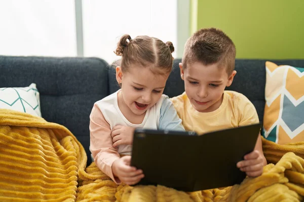 Due Bambini Che Usano Touchpad Seduti Sul Divano Casa — Foto Stock