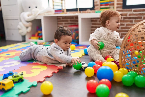 Zwei Entzückende Babys Spielen Kindergarten Mit Bällen Auf Dem Boden — Stockfoto
