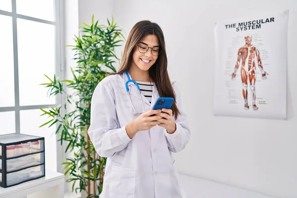 Young Beautiful Hispanic Woman Doctor Smiling Confident Using Smartphone Clinic — Stock Photo, Image