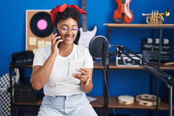 African American Woman Musician Talking Smartphone Reading Notebook Music Studio — ストック写真