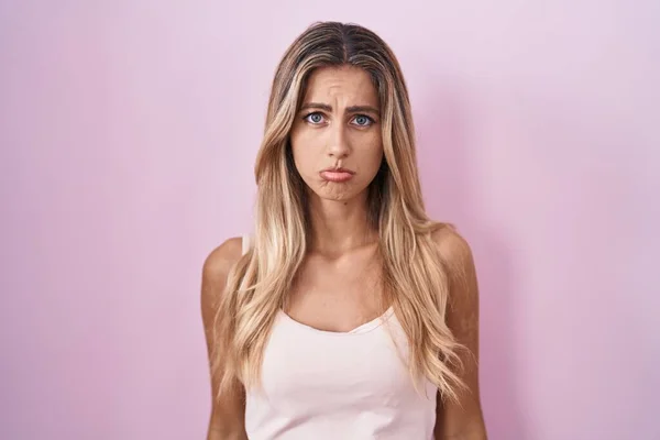 Jonge Blonde Vrouw Staat Roze Achtergrond Depressief Zorgen Maken Voor — Stockfoto