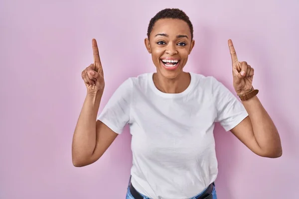 Beautiful African American Woman Standing Pink Background Smiling Amazed Surprised — Foto de Stock