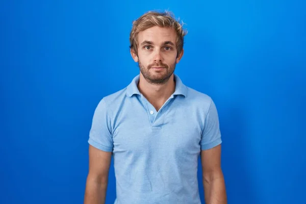 Caucasian Man Standing Blue Background Relaxed Serious Expression Face Simple — Foto Stock