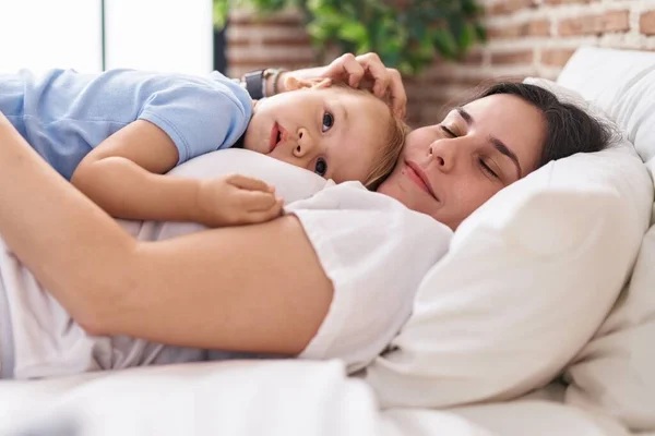 Anne Oğlu Yatakta Uzanıp Birbirlerine Sarılıyorlar — Stok fotoğraf