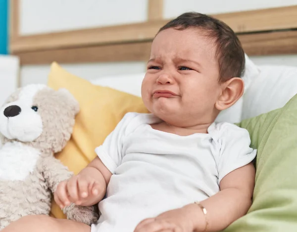 Αξιολάτρευτο Ισπανόφωνο Μωρό Που Κάθεται Στο Κρεβάτι Κλαίγοντας Στην Κρεβατοκάμαρα — Φωτογραφία Αρχείου