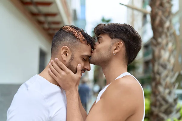 Два Латиноамериканца Обнимаются Целуются Улице — стоковое фото