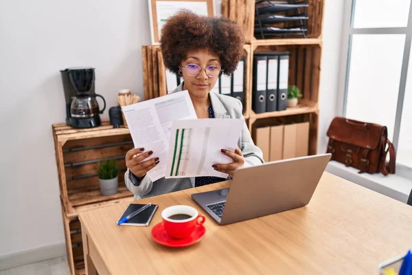 Africano Americano Mulher Trabalhador Negócios Usando Laptop Leitura Documento Escritório — Fotografia de Stock