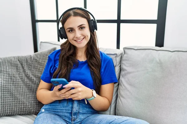 Jonge Kaukasische Vrouw Met Behulp Van Smartphone Luisteren Naar Muziek — Stockfoto