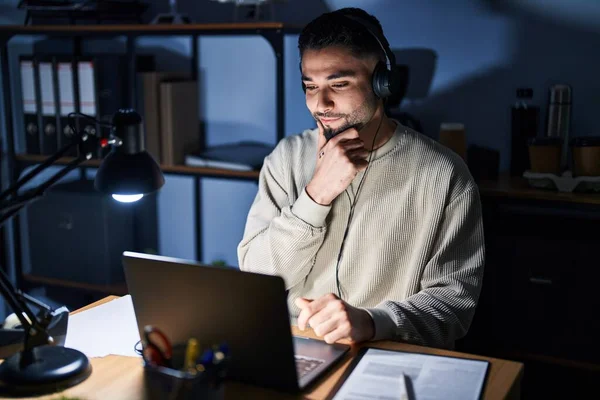 Young Handsome Man Working Using Computer Laptop Night Looking Confident — Foto de Stock