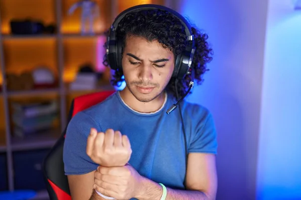 Young Latin Man Streamer Stressed Suffering Wrist Pain Gaming Room — Stockfoto