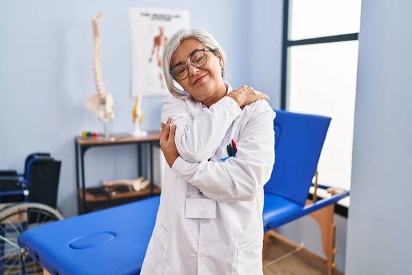 Middle Age Woman Grey Hair Working Pain Recovery Clinic Hugging — Stock Photo, Image