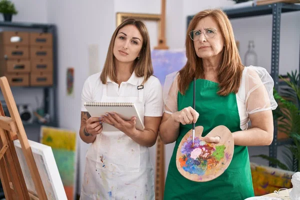 Hispanic Mother Daughter Painting Paint Studio Relaxed Serious Expression Face — Stock Photo, Image
