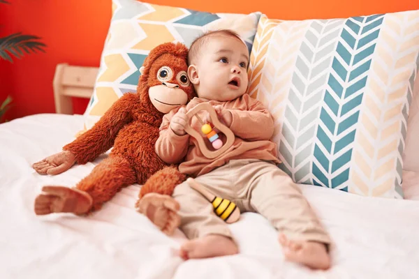 Adorável Criança Hispânica Brincando Com Brinquedo Deitado Cama Quarto — Fotografia de Stock