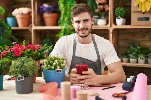 Young Caucasian Man Florist Smiling Confident Using Smartphone Flower Shop — Fotografia de Stock