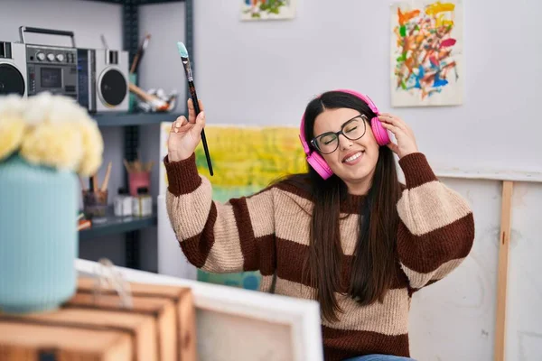 Young Hispanic Woman Artist Listening Music Drawing Art Studio — Foto de Stock