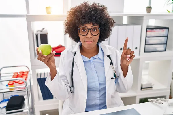 Schwarze Ärztin Mit Lockigem Haar Grünen Apfel Der Hand Überrascht — Stockfoto