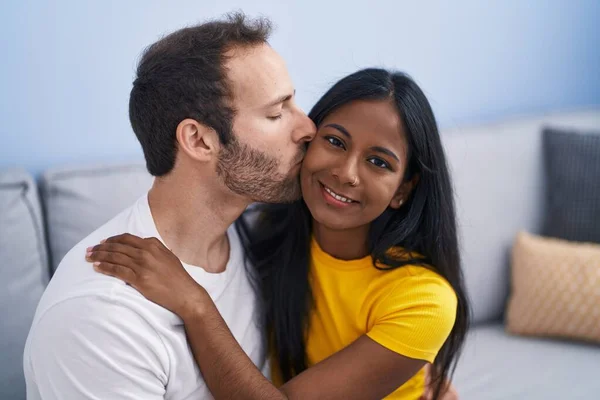 Hombre Mujer Interracial Pareja Abrazándose Besándose Casa — Foto de Stock