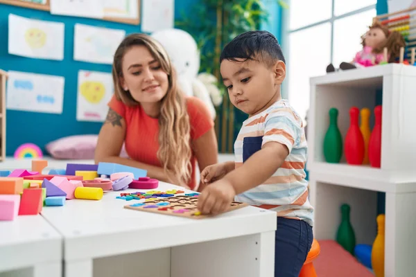 Teacher Toddler Playing Maths Puzzle Game Sitting Table Kindergarten — ストック写真