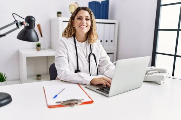 Young Hispanic Woman Wearing Doctor Stethoscope Working Clinic — Photo