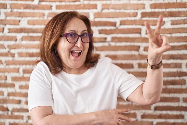 Senior Woman Glasses Standing Bricks Wall Smiling Happy Face Winking — Fotografia de Stock
