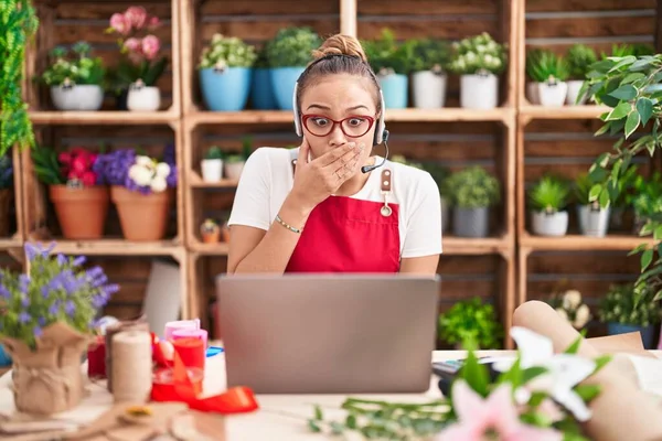 Young Hispanic Woman Working Florist Shop Doing Video Call Covering — Stock Photo, Image
