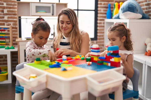 Lehrerin Mit Mädchen Die Kindergarten Mit Bauklötzen Spielen — Stockfoto