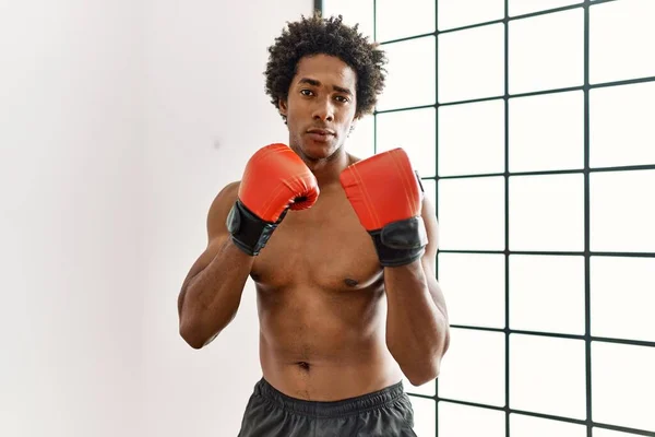 Mladý Africký Americký Muž Box Tělocvičně — Stock fotografie