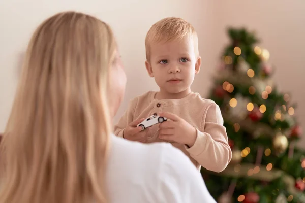 Evde Noel Ağacının Yanında Duran Oyuncak Bebek Kadın — Stok fotoğraf
