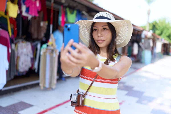 Young Asian Woman Tourist Make Selfie Smartphone Street Market — ストック写真