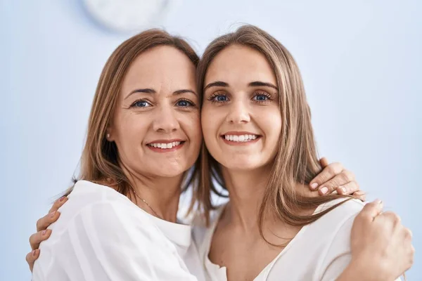 Two Women Mother Daughter Hugging Each Other Home — Stock Photo, Image