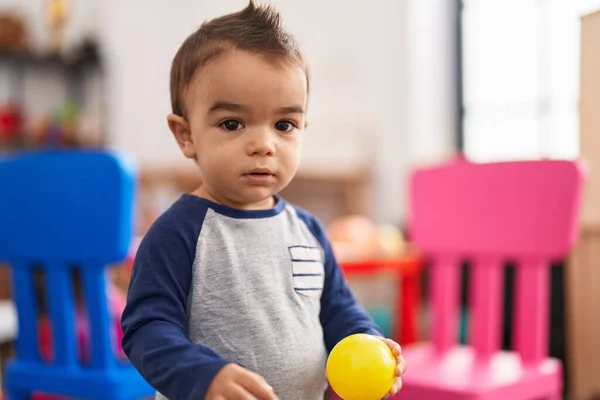 Liebenswertes Hispanisches Kleinkind Mit Ball Kindergarten — Stockfoto