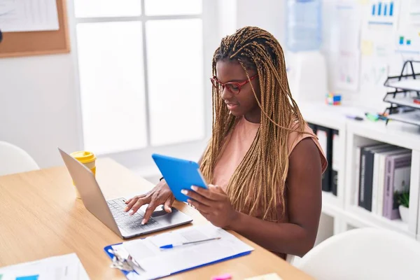 African American Woman Business Worker Using Touchpad Laptop Office — Stock Photo, Image