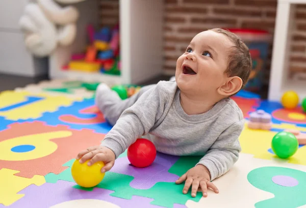 Bedårande Hispanic Baby Leka Med Bollar Liggande Golvet Dagis — Stockfoto