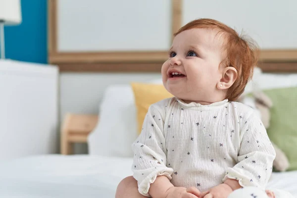 Liebenswert Rotschopf Kleinkind Lächeln Selbstbewusst Sitzen Auf Bett Schlafzimmer — Stockfoto