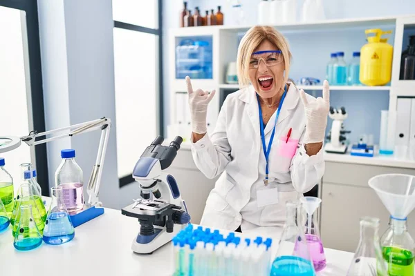 Блондинка Середнього Віку Яка Працює Науковій Лабораторії Кричить Божевільним Виразом — стокове фото