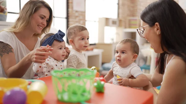 Lehrer Und Vorschüler Spielen Kindergarten Mit Spielzeug Auf Dem Tisch — Stockfoto