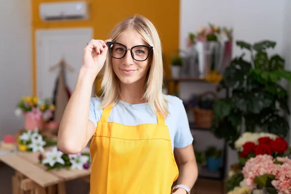 Young Blonde Woman Florist Smiling Confident Standing Flower Shop — Stock fotografie