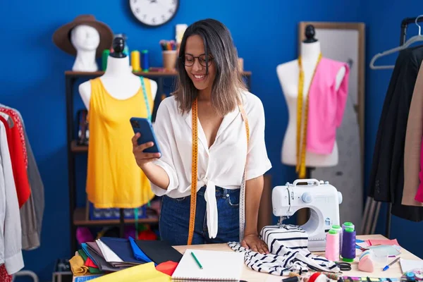 Joven Mujer Hispana Sastre Sonriendo Confiado Usando Smartphone Estudio Costura —  Fotos de Stock