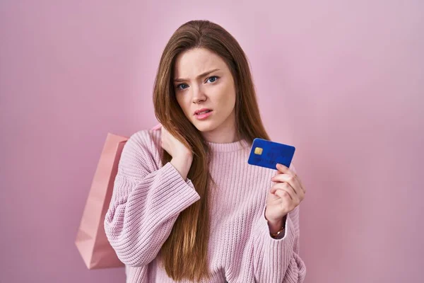 Młoda Kaukaska Kobieta Trzymająca Torbę Zakupy Kartę Kredytową Bez Pojęcia — Zdjęcie stockowe