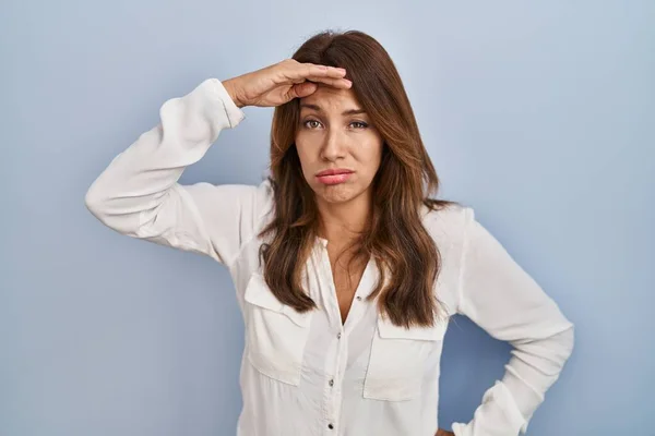 Hispanic Woman Standing Isolated Background Worried Stressed Problem Hand Forehead — Zdjęcie stockowe