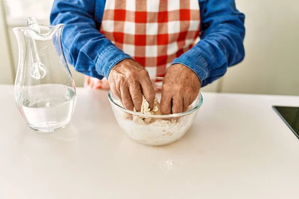 Senior Man Koken Deeg Keuken — Stockfoto