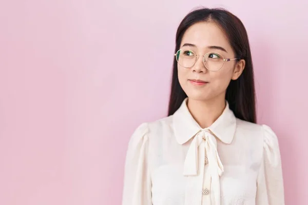 Young Chinese Woman Standing Pink Background Smiling Looking Side Staring — Foto de Stock