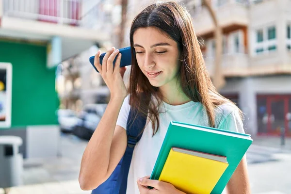 Νεαρή Όμορφη Ισπανίδα Μαθήτρια Που Κρατάει Βιβλία Ακούγοντας Φωνητικό Μήνυμα — Φωτογραφία Αρχείου