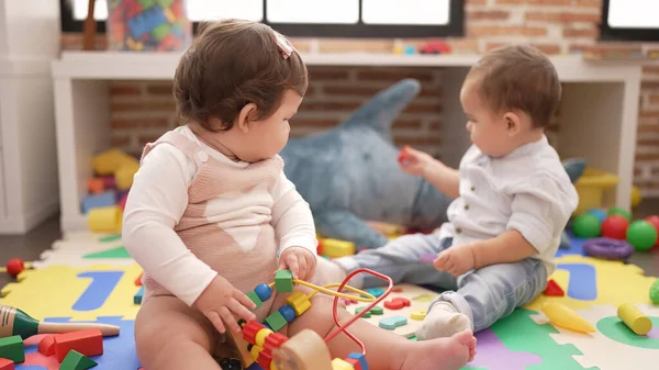 Duas Crianças Brincando Com Brinquedos Sentados Chão Jardim Infância — Fotografia de Stock