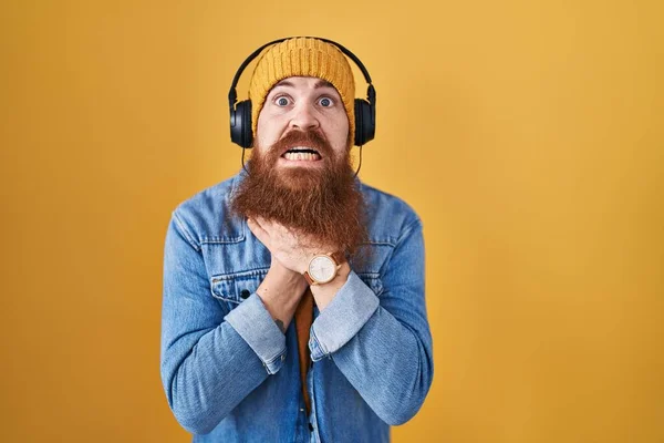 Caucasian Man Long Beard Listening Music Using Headphones Shouting Suffocate — Stockfoto