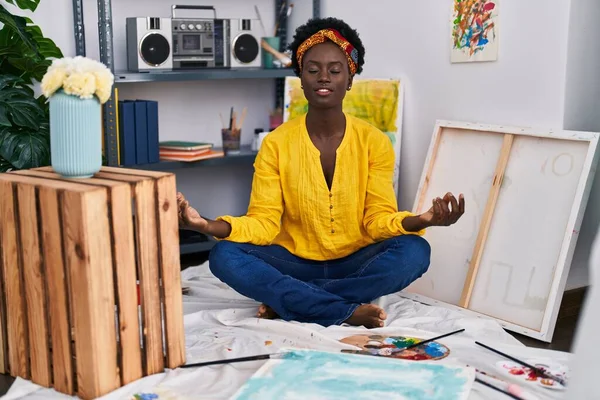 Jovem Afro Americana Artista Fazendo Exercício Ioga Sentado Chão Estúdio — Fotografia de Stock
