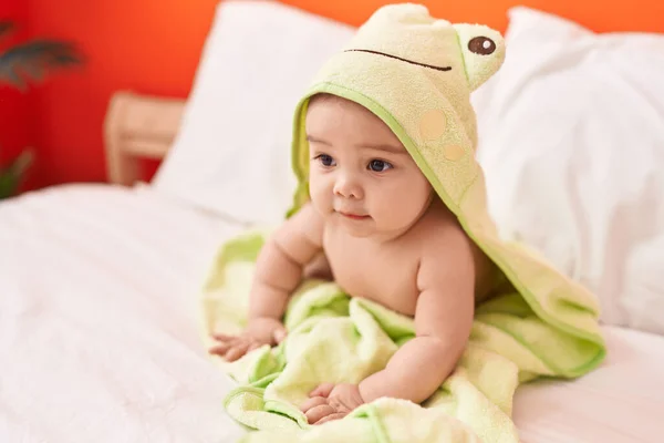 Uroczy Latynoski Maluch Śmiesznym Ręczniku Siedzący Łóżku Sypialni — Zdjęcie stockowe