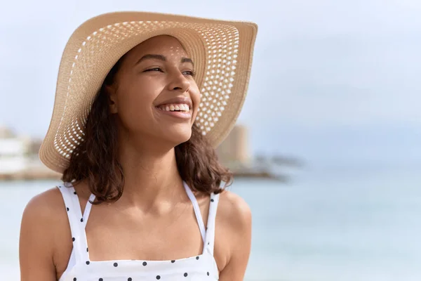 Young African American Woman Wearing Summer Hat Looking Side Seaside — Zdjęcie stockowe